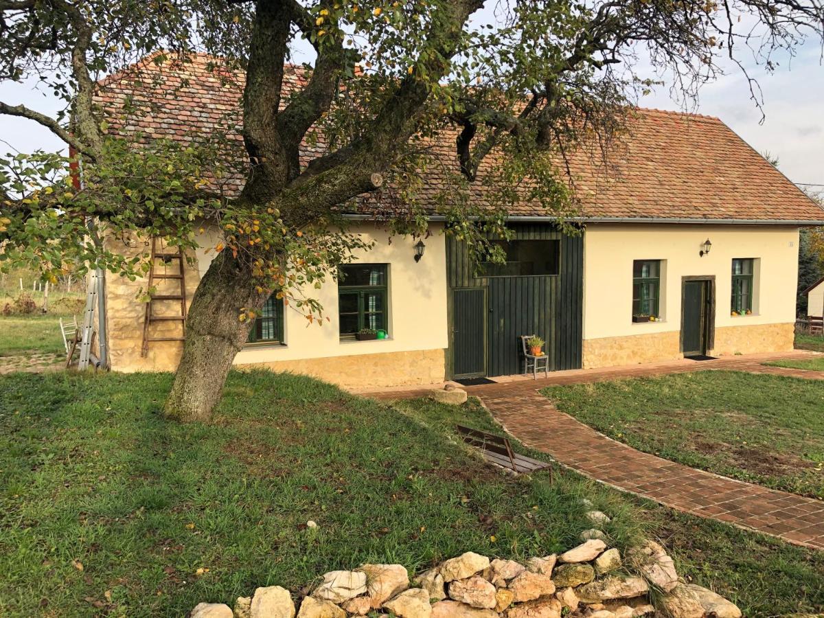 Edenkert Vendeghazak Hotel Pecsvarad Exterior photo